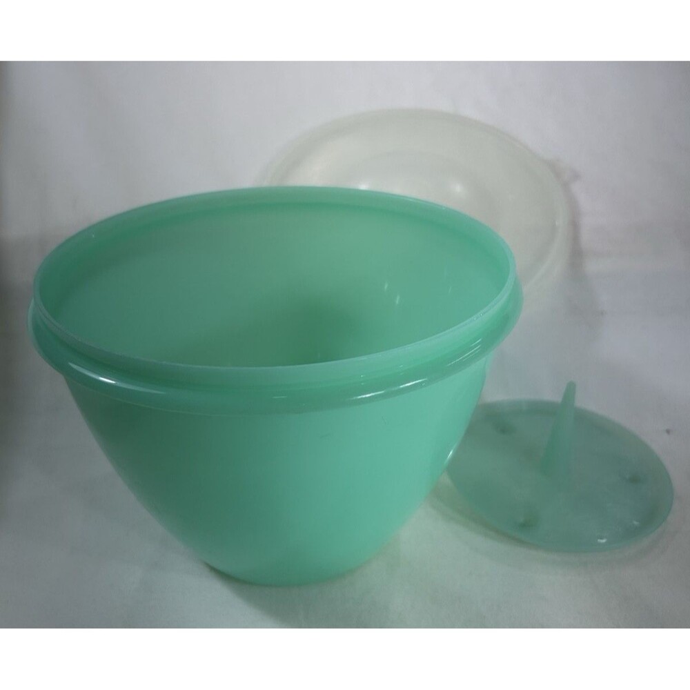 Vintage Tupperware Crisp-It Lettuce Keeper Vegetable Container 679-2 w/Spike